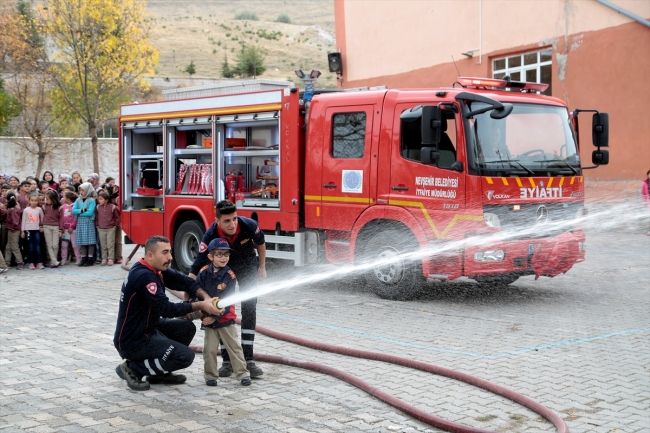 Kısmi görme engelli öğrencinin hayalini itfaiye ekipleri gerçekleştirdi